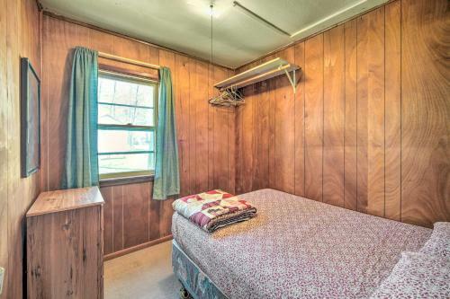 Convenient Cabin With Access To 3 Boat Docks!