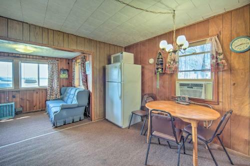 Convenient Cabin With Access To 3 Boat Docks!