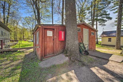 Convenient Cabin With Access To 3 Boat Docks!