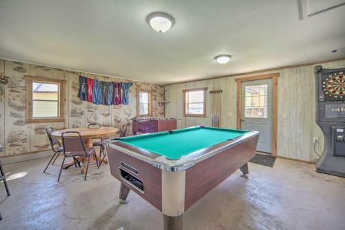 Convenient Cabin With Access To 3 Boat Docks!