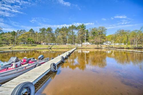 Convenient Cabin With Access To 3 Boat Docks!