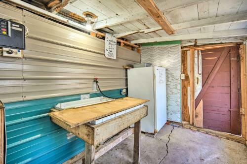Convenient Cabin With Access To 3 Boat Docks!