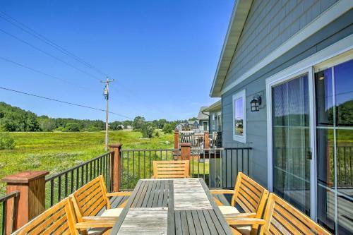 Picturesque Gem, Walk To Racetrack And Lakes!
