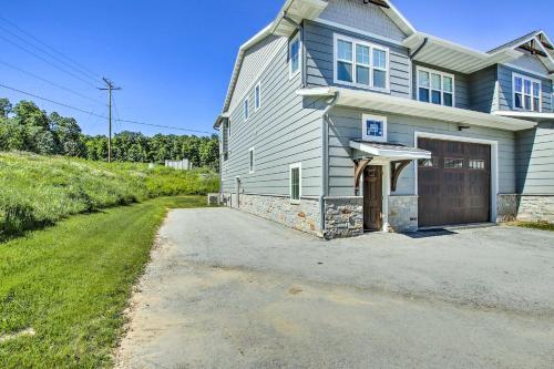 Picturesque Gem, Walk To Racetrack And Lakes!