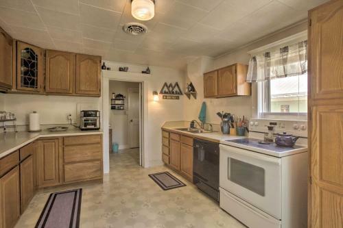 Walkable Ten Sleep House With Patio And Sunroom!