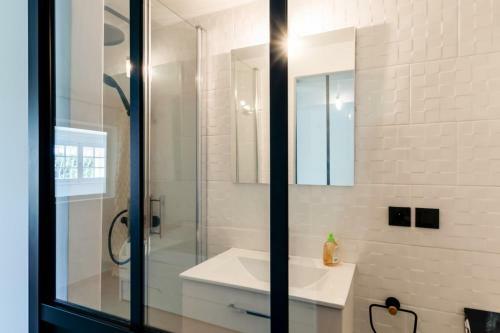 45m In Residence With Pool And Garden