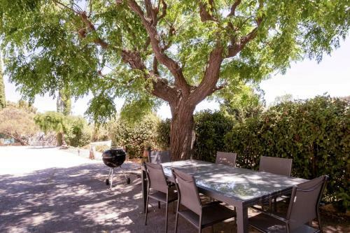 45m In Residence With Pool And Garden