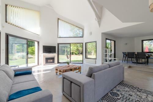 Charmante Maison Moderne Avec Grand Jardin