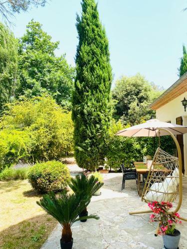 �l�gante Villa Dans Un �crin De Verdure
