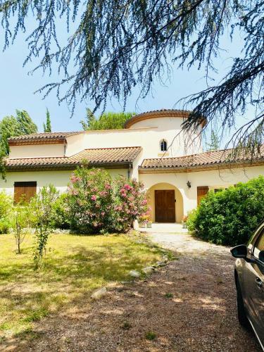 �l�gante Villa Dans Un �crin De Verdure