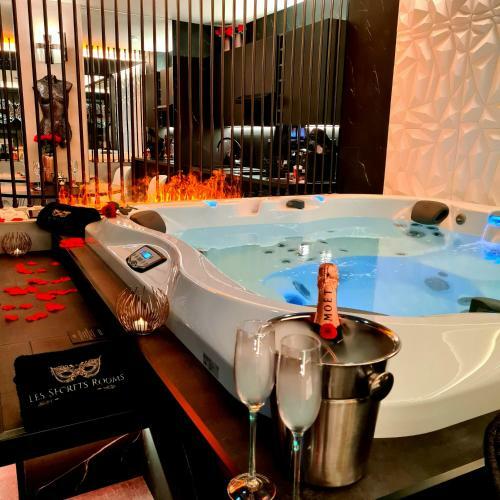 Apartamento Les Secrets Rooms, Love Room De Luxe Avec Jacuzzi
