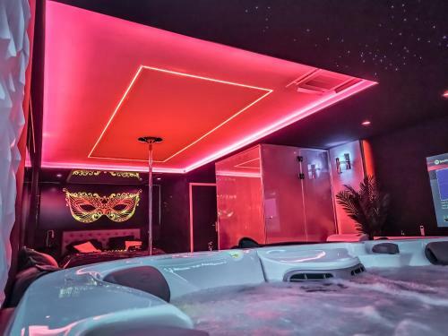 Apartamento Les Secrets Rooms, Love Room De Luxe Avec Jacuzzi