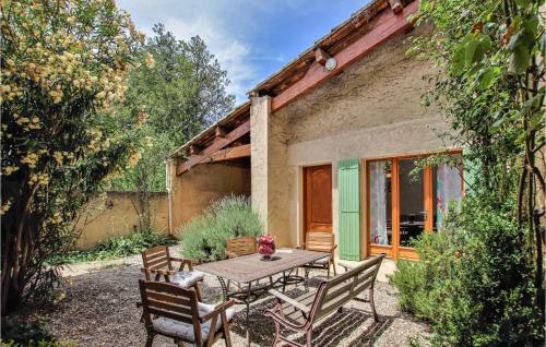Beautiful Home In Robion With Wifi And 2 Bedrooms