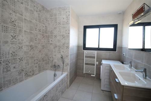 Maison 8 Personnes Proche De La Plage Et Des Commerces