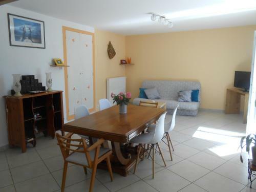 Maison De Village Spacieuse Et Agr�able