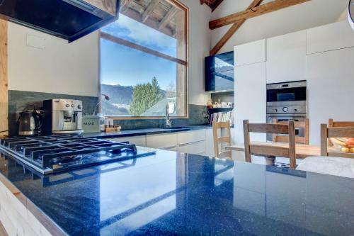 Chalet Sleeping 10 With Large Terrace And Garden.