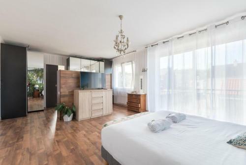 Grande Maison Familiale Situ�e En Centre-ville