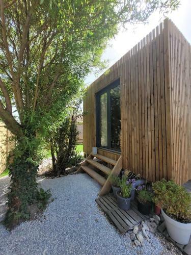 Cabane Sur Pilotis En Bois, Avec Jardin, Proche Mer