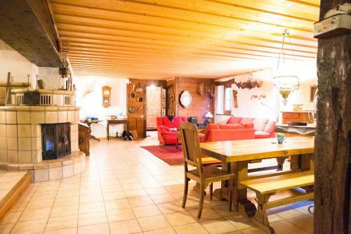 Chalet Familial Authentique Avec Jardin/chemin�e