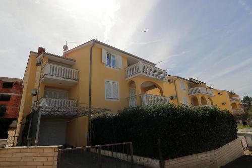 Apartment La God