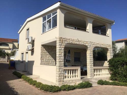 Apartments P&l - 25m From Beach