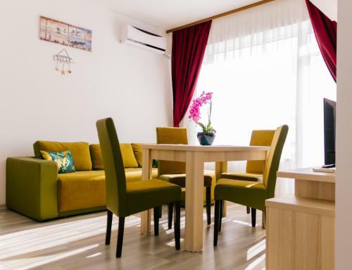 Orchid Lake View Apartment Summerland
