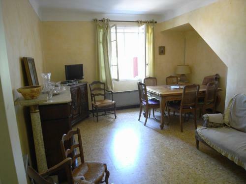 Aile D'un Ancien Mas