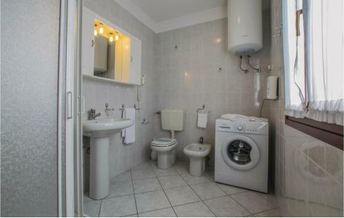 Three-bedroom Holiday Home In Albarella Ro