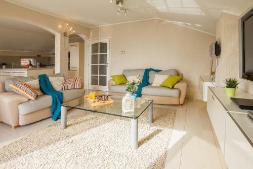 Novi Paradise House
