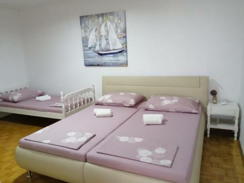 Hostal Apartment & Rooms Laura