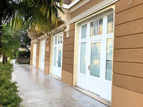 4 Center Apartments
