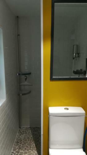 Mobil Home � L'ombre Du Train Jaune