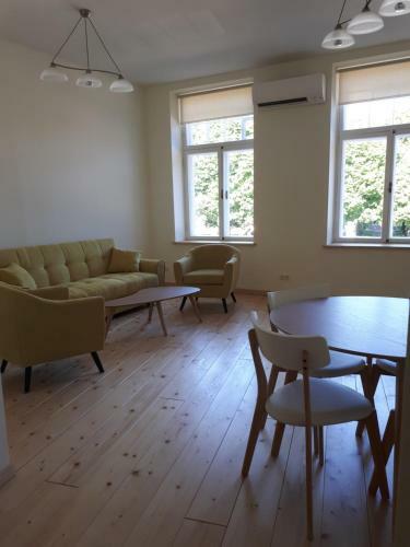 Old Town Grand Apartment