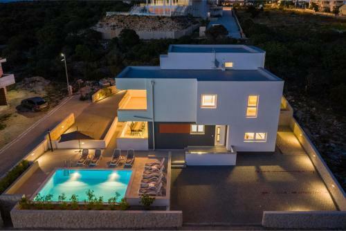 Zara Luxury Apartment With Pool