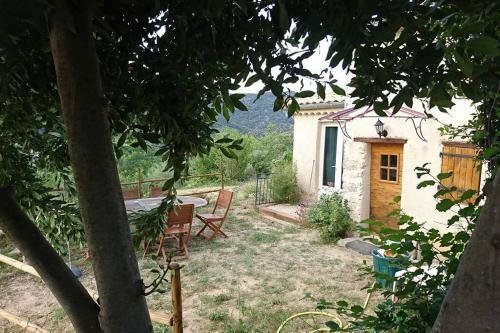 Cabanon Entour� De Montagnes Et D'oliviers