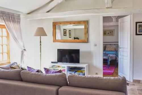 La Petite Maison - Spacious 1-bedroom Secluded Gite
