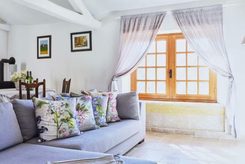 La Petite Maison - Spacious 1-bedroom Secluded Gite