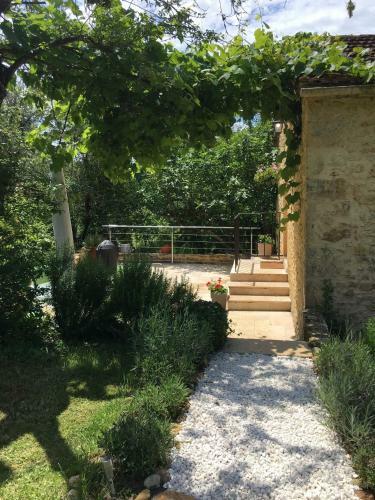 La Petite Maison - Spacious 1-bedroom Secluded Gite