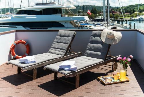 Marina Luxury Houseboat Olive