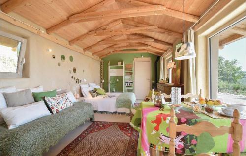 Awesome Home In Calvene W/