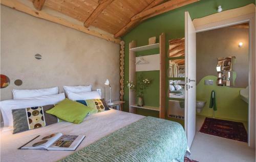 Awesome Home In Calvene W/