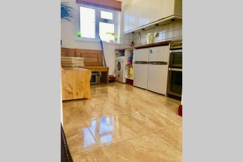 Amazing Holiday Home, Balcony, Pool & Refurbished