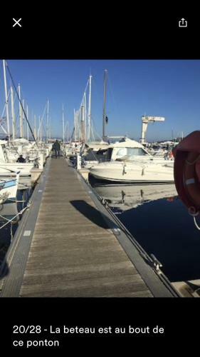 Voilier A Quai Porquerolles