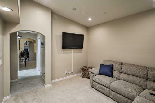 Modern Lake Havasu Oasis With Putting Green And Bbq!