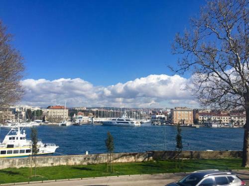 Royal View Apartment