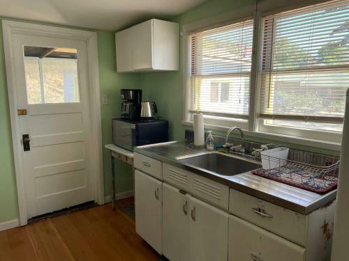 7min Walk To Courthouse Plaza! Historic Cottage