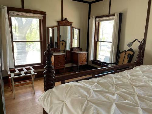 7min Walk To Courthouse Plaza! Historic Cottage