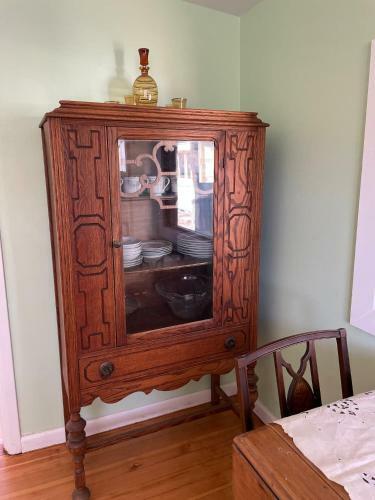 7min Walk To Courthouse Plaza! Historic Cottage