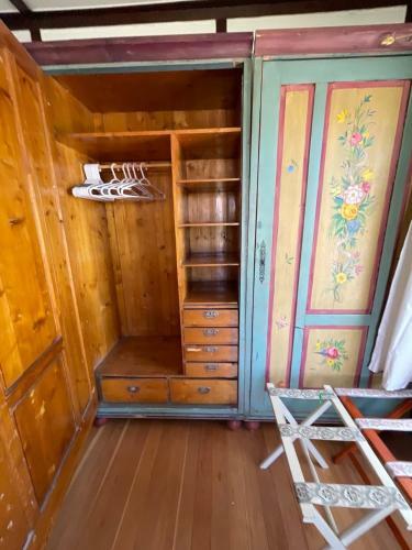7min Walk To Courthouse Plaza! Historic Cottage