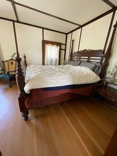7min Walk To Courthouse Plaza! Historic Cottage